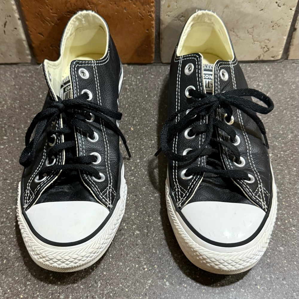 Converse leather Black and White Low-Top Sneakers size men 6.5 and women’s 8. - Picture 2 of 7